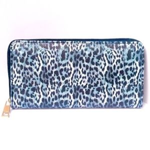 ✌🏼 #2515bSuper Cute All Over Animal Print Wallet